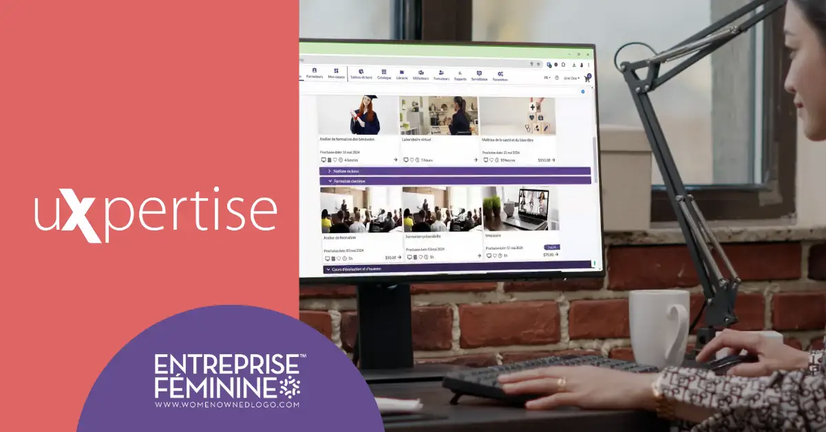 Une femme travaille sur un ordinateur affichant l'interface d'un site web ; à gauche, un panneau rose affiche le texte uXpertise. En bas, un demi-cercle violet avec ENTREPRISE FÉMININE et un lien vers le site web.